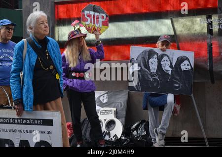 New York, Stati Uniti. 19th Mar 2022. Gruppi di attivisti si sono riuniti insieme a veterani riuniti a Times Square a New York City chiedendo di fermare la guerra in tutto il mondo. (Credit Image: © Ryan Rahman/Pacific Press via ZUMA Press Wire) Foto Stock