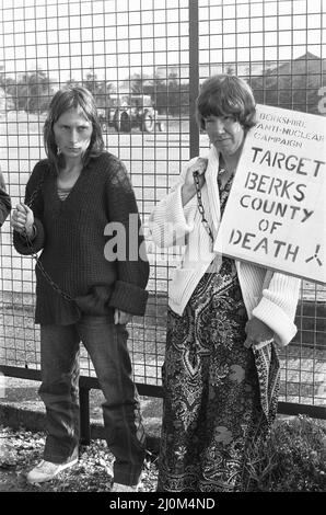 5th settembre 1981 un gruppo gallese chiamato 'Donne per la vita sulla Terra' arriva a Greenham per protestare contro la decisione del governo di consentire a 96 missili da crociera di avere sede lì. Dopo che la loro richiesta di un dibattito sulla questione è ignorata, si uniscono le donne della campagna anti-nucleare del Berkshire e comincia l'inizio di un'occupazione 19year di quello che doveva essere conosciuto come 'il campo di Pace delle Donne?. I dimostranti si concatenano alla recinzione. 6th settembre 1981 Foto Stock