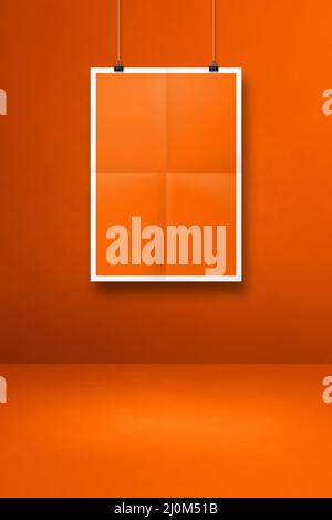 Poster arancione ripiegato appeso a una parete pulita con clip Foto Stock