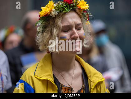 NEW YORK, N.Y. – 19 marzo 2022: Un dimostratore viene visto nel Plaza delle Nazioni Unite durante una protesta contro l’invasione dell’Ucraina da parte della Russia. Foto Stock