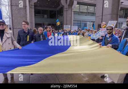 NEW YORK, N.Y. – 19 marzo 2022: I manifestanti del Plaza delle Nazioni Unite protestano contro l’invasione dell’Ucraina da parte della Russia. Foto Stock