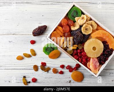 Raccolta di frutta secca su un legno Foto Stock