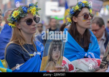 NEW YORK, N.Y. – 19 marzo 2022: I manifestanti di Times Square protestano contro l’invasione dell’Ucraina da parte della Russia. Foto Stock