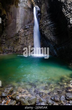 Vista della cascata Slap Kozjak nelle Alpi Giulie della Slovenia Foto Stock