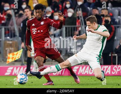 Monaco di Baviera, Germania. 19th Mar 2022. Kingsley Coman (L) del Bayern Munich vies con Paul Jaeckel dell'Union Berlin durante una partita tedesca Bundesliga tra Bayern Munich e 1.FC Union Berlin a Monaco di Baviera, Germania, 19 marzo 2022. Credit: Philippe Ruiz/Xinhua/Alamy Live News Foto Stock