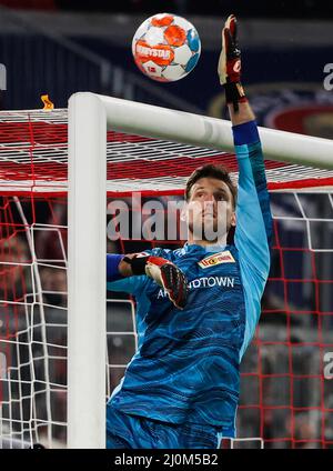 Monaco di Baviera, Germania. 19th Mar 2022. Andreas Luthe, portiere dell'Unione di Berlino, salverà durante una partita della Bundesliga tedesca tra il Bayern Munich e il 1.FC Union Berlin a Monaco di Baviera, Germania, 19 marzo 2022. Credit: Philippe Ruiz/Xinhua/Alamy Live News Foto Stock