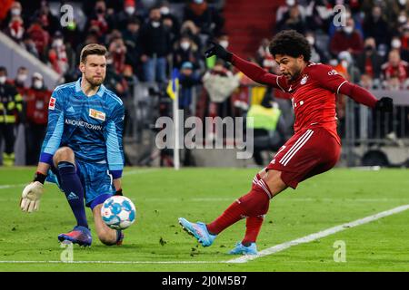 Monaco di Baviera, Germania. 19th Mar 2022. Serge Gnabry (R) del Bayern Munich fa un colpo durante una partita tedesca della Bundesliga tra il Bayern Munich e il 1.FC Union Berlin a Monaco di Baviera, Germania, 19 marzo 2022. Credit: Philippe Ruiz/Xinhua/Alamy Live News Foto Stock