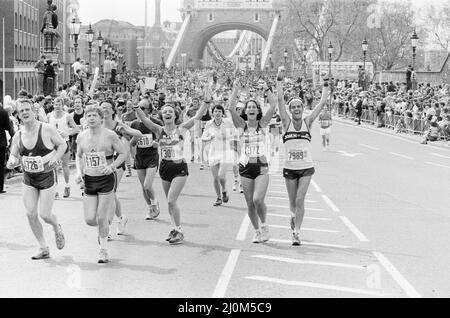 London Marathon 1982, sponsorizzato da Gillette, domenica 9th maggio 1982. Foto Stock