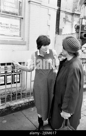 La futura membro laburista del Parlamento Harriet Harman fa un giro a Peckham dove è candidata alle elezioni odierne. 28th ottobre 1982. Foto Stock