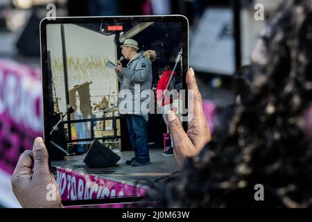 Londra, Inghilterra, Regno Unito. 19th Mar 2022. L'autore britannico Michael Rosen durante il suo discorso in Piazza del Parlamento, dopo la marcia contro il razzismo in vista della Giornata contro l'antirazzismo delle Nazioni Unite del 2022. Nel suo commovente discorso ha tankato i lavoratori migranti NHS per aver salvato la sua vita durante la pandemia COVID-19. (Credit Image: © Sabrina Merolla/ZUMA Press Wire) Foto Stock