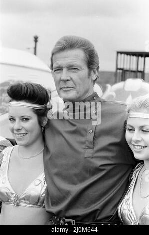 L'attore Roger Moore si è recato presso la RAF Upper Heyford, Oxon, filmata per il suo ultimo film di Bond "Octopussy". Le scene coinvolgeva il Circo Octopussy dove le sue ragazze si sfilavano. 23rd agosto 1982. Foto Stock