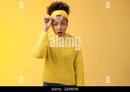Preoccupato stupito speechless african-american studentessa ragazza goccia mascella take-off occhiali allargare gli occhi sorpreso è stato lasciato cadere-out guardare u Foto Stock