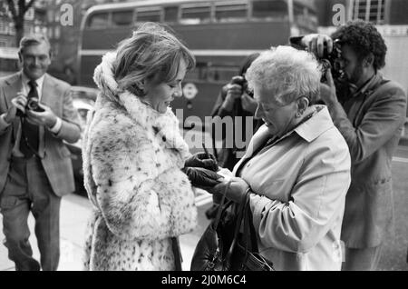 Il presentatore televisivo della BBC 'that's Life' Esther Rantzen, è garantito un servizio di salvataggio incondizionato presso la Corte dei Magistrati di Horseferry Road. Ha supplicato di non essere colpevole di causare l'ostruzione nel North End Road Market, Fulham, durante le riprese di una delle sue interviste in cui ha cercato di filmare un test del consumatore sulla zuppa di pipistrelli affumicati. 24th ottobre 1980. Foto Stock