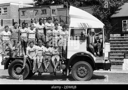 Watford FC presidente Elton John con Watford football team a un photocall. Il 29 agosto 1982. Foto Stock