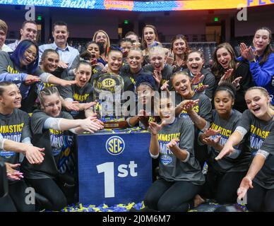 Birmingham, Alabama, Stati Uniti. 19th Mar 2022. I Florida Gators celebrano la vittoria del SEC Women's Gymnastics Championship 2022 alla Legacy Arena di Birmingham, al. Kyle Okita/CSM/Alamy Live News Foto Stock