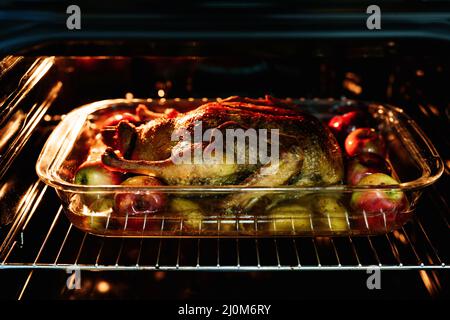 Cena di Natale - anatra con mele e patate è cotto nel forno. Foto Stock