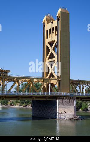 SACRAMENTO, CALIFORNIA, Stati Uniti d'America - 5 AGOSTO : primo piano del Tower Bridge di Sacramento, California, Stati Uniti d'America il 5 agosto 2011 Foto Stock