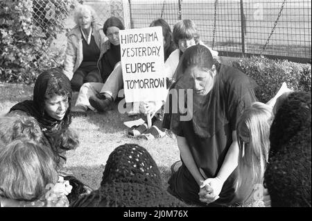 5th settembre 1981 un gruppo gallese chiamato 'Donne per la vita sulla Terra' arriva a Greenham per protestare contro la decisione del governo di consentire a 96 missili da crociera di avere sede lì. Dopo che la loro richiesta di un dibattito sulla questione è ignorata, si uniscono le donne della campagna anti-nucleare del Berkshire e comincia l'inizio di un'occupazione 19year di quello che doveva essere conosciuto come 'il campo di Pace delle Donne?. 6th settembre 1981 Foto Stock