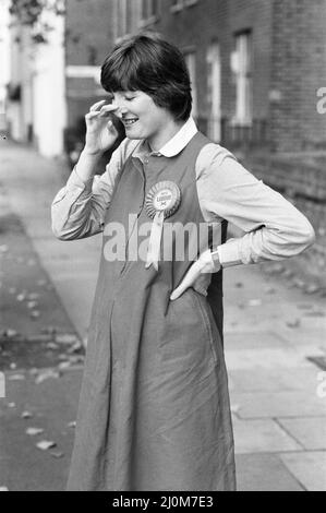 La futura membro laburista del Parlamento Harriet Harman fa un giro a Peckham dove è candidata alle elezioni odierne. 28th ottobre 1982. Foto Stock