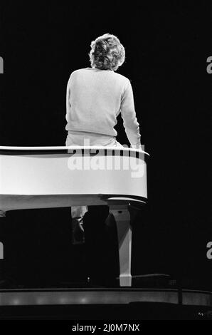 Barry Manilow, raffigurato da dietro seduto su un pianoforte, durante le prove per il suo concerto alla Bay Front Arena, St. Petersburg, Florida, Stati Uniti. Novembre 1981. Foto Stock