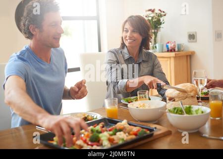Veggies chiunque. Shot di una coppia sorridente che ha mangiato insieme. Foto Stock