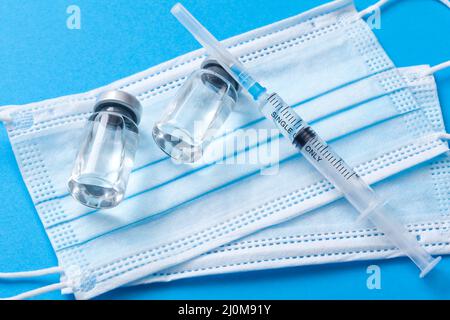 Siringa medica con un ago e un bollte con il vaccino. Foto Stock