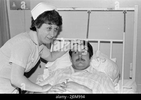 Sommosse di Southall. Persone ferite che vengono curate. Siamo spiacenti, non ci sono nomi/id con questi negativi. Foto scattata il 3rd luglio 1981 Foto Stock