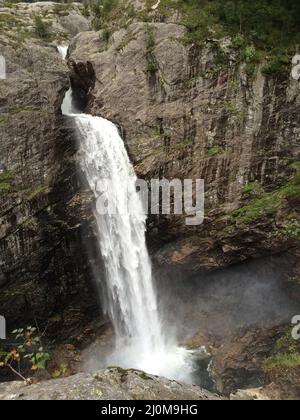 Cascata gigante in Norvegia, Månafossen Foto Stock