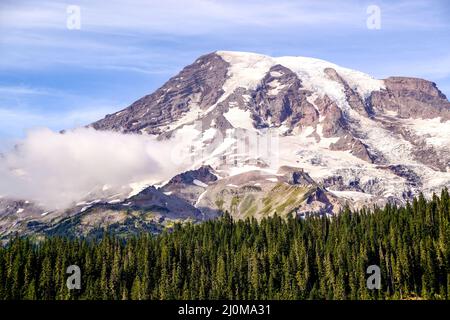 Maestoso manto nevoso del Monte Rainier, Washington-USA Foto Stock