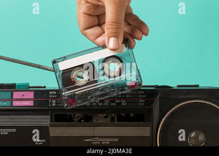 Inserimento del nastro nella cassetta Foto Stock