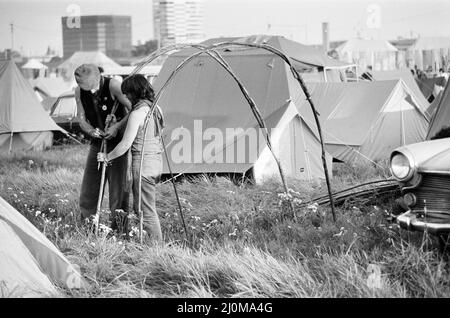 Festival Goers al National Rock Festival 20th, che si svolge dal 22nd al 24th agosto, a Richfield Avenue, Reading, agosto 1980. Foto Stock