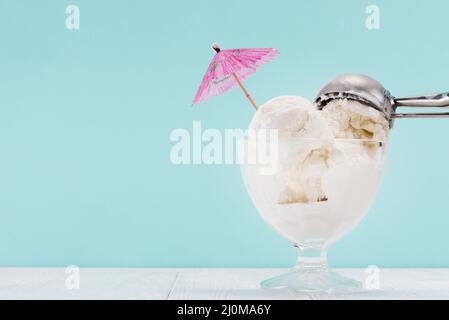 Cucchiaio in vetro per gelato in vasetto metallico Foto Stock