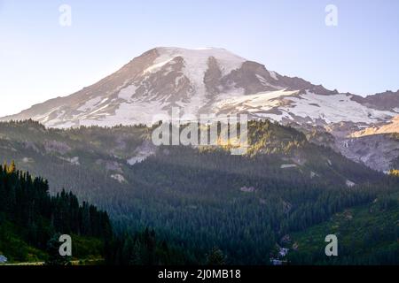 Maestoso manto nevoso del Monte Rainier, Washington-USA Foto Stock