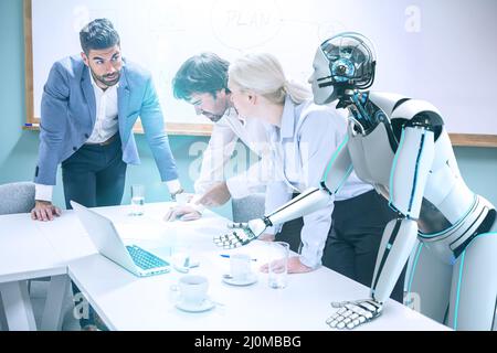 Uomini d'affari con robot umanoidi che lavorano Foto Stock