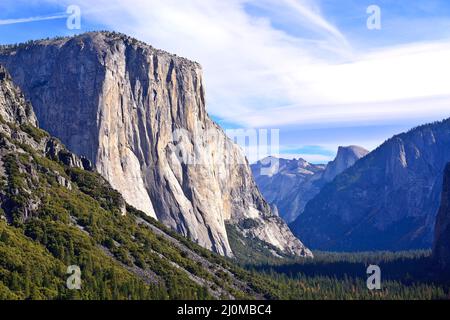 Paesaggio autunnale di El Capitan e del fiume Merced nel Parco Nazionale di Yosemite Foto Stock