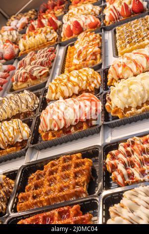 Waffle belgi tradizionali in vetrina. Bruxelles Foto Stock