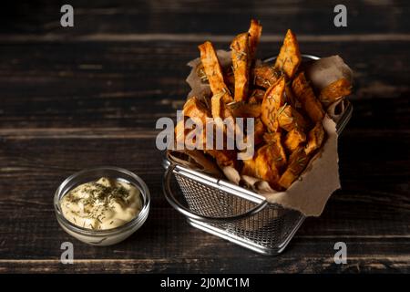 Patatine fritte dolci ad angolo alto con salsa Foto Stock