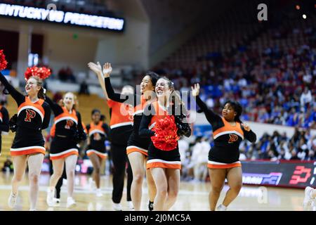 Bloomington, Stati Uniti. 19th Mar 2022. Princeton cheerleaders si batte il Kentucky durante il round 1 del NCAA 2022 Division 1 Women's Basketball Championship, presso la Simon Skjodt Assembly Hall di Bloomington. Princeton Beat Kentucky 69-62. Credit: SOPA Images Limited/Alamy Live News Foto Stock