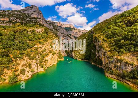 Il viaggio lungo il fiume di montagna Foto Stock