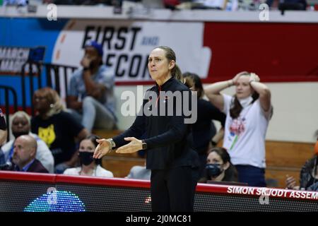 Bloomington, Stati Uniti. 19th Mar 2022. L'allenatore di Princeton Carla Berube si allena contro il Kentucky durante il round 1 dell'NCAA 2022 Division 1 Women's Basketball Championship, presso la Simon Skjodt Assembly Hall di Bloomington. Princeton Beat Kentucky 69-62. Credit: SOPA Images Limited/Alamy Live News Foto Stock