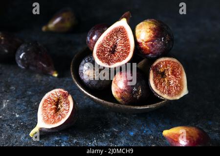 Piatto di fichi autunnali ad angolo alto Foto Stock