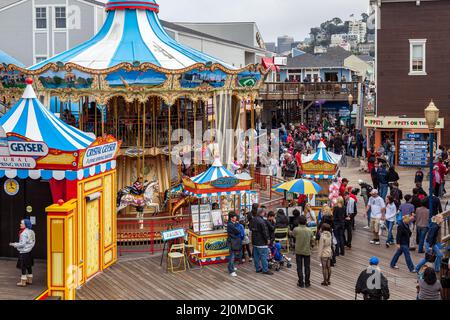 SAN FRANCISCO, CALIFORNIA, USA - AGOSTO 6 : persone che si divertono al Pier 39 a San Francisco, California, USA il 6 Agosto 2011. Un Foto Stock