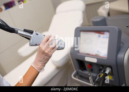 Apparecchiatura di epilazione laser nella moderna clinica di cosmetologia per la rimozione dei peli. Foto Stock