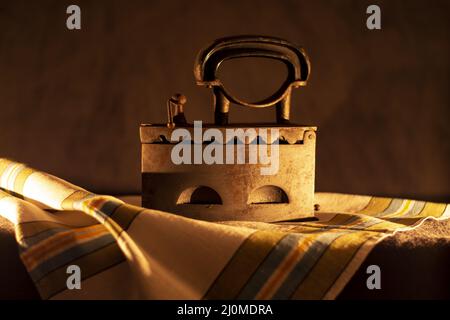 Candela illuminato unico antico vecchio ferro di carbone. Ghisa carbone. Primo piano. Dettaglio. Foto Stock