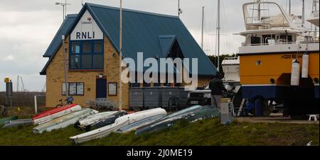 Esterno della stazione RNLI Lifeboat a Burnham Marina, Burnham-on-Crouch, Essex, Gran Bretagna. Foto Stock