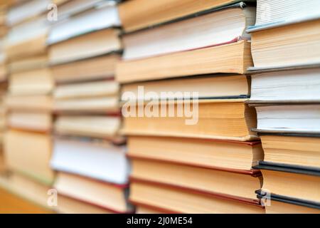 Righe di libri nella libreria. Sfondo per il testo. Simbolo della conoscenza e apprendimento. Foto Stock