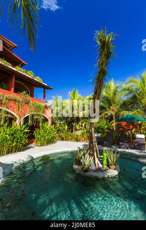 Piscina in hotel su isola di Bali Indonesia Foto Stock