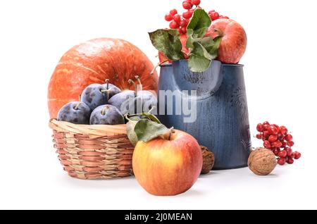 Mele in una brocca da giardino e altri frutti su sfondo bianco con ombra morbida Foto Stock