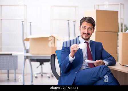 Giovane impiegato di sesso maschile nel concetto di delocalizzazione Foto Stock