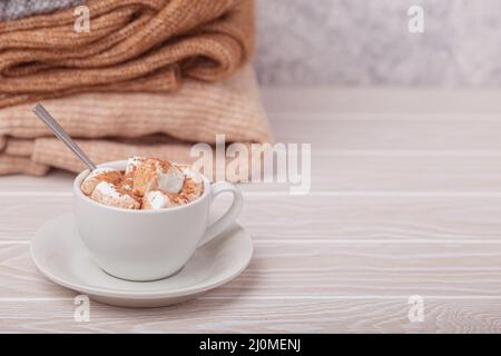 Tazza di cacao e mazzo di maglieria Foto Stock